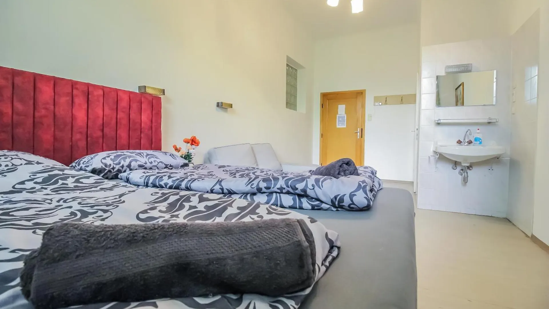 Triple Room In Hutteldorfer Strasse Area Vídeň 0*,